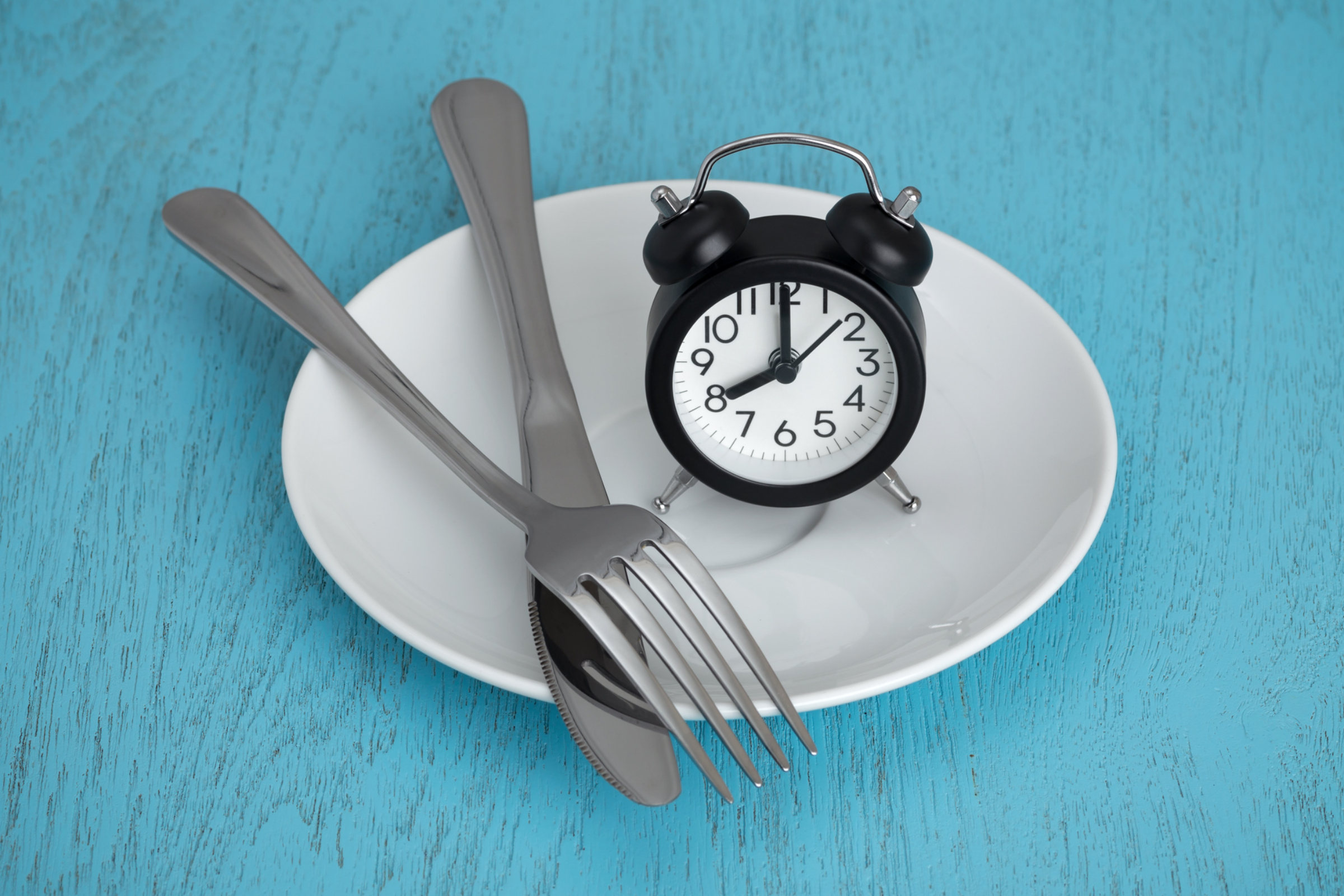 clock on plate with knife and fork - intermittent fasting image